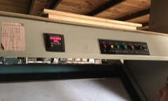 沙發(fā)廠生產(chǎn)線設(shè)備齊全，木工、裁剪、縫紉、辦公一應(yīng)俱全